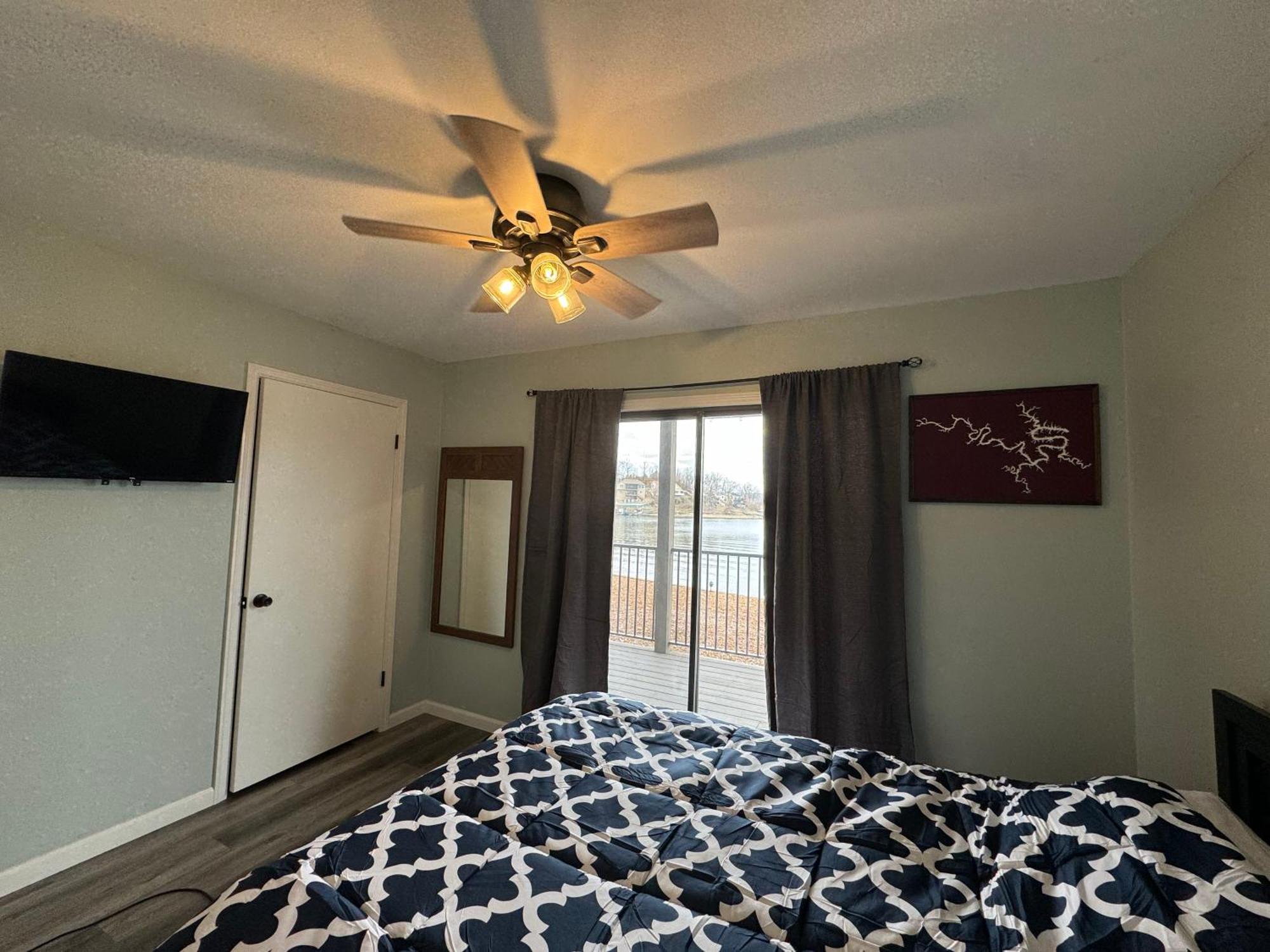 Lakefront Condo With A View Osage Beach Exteriör bild